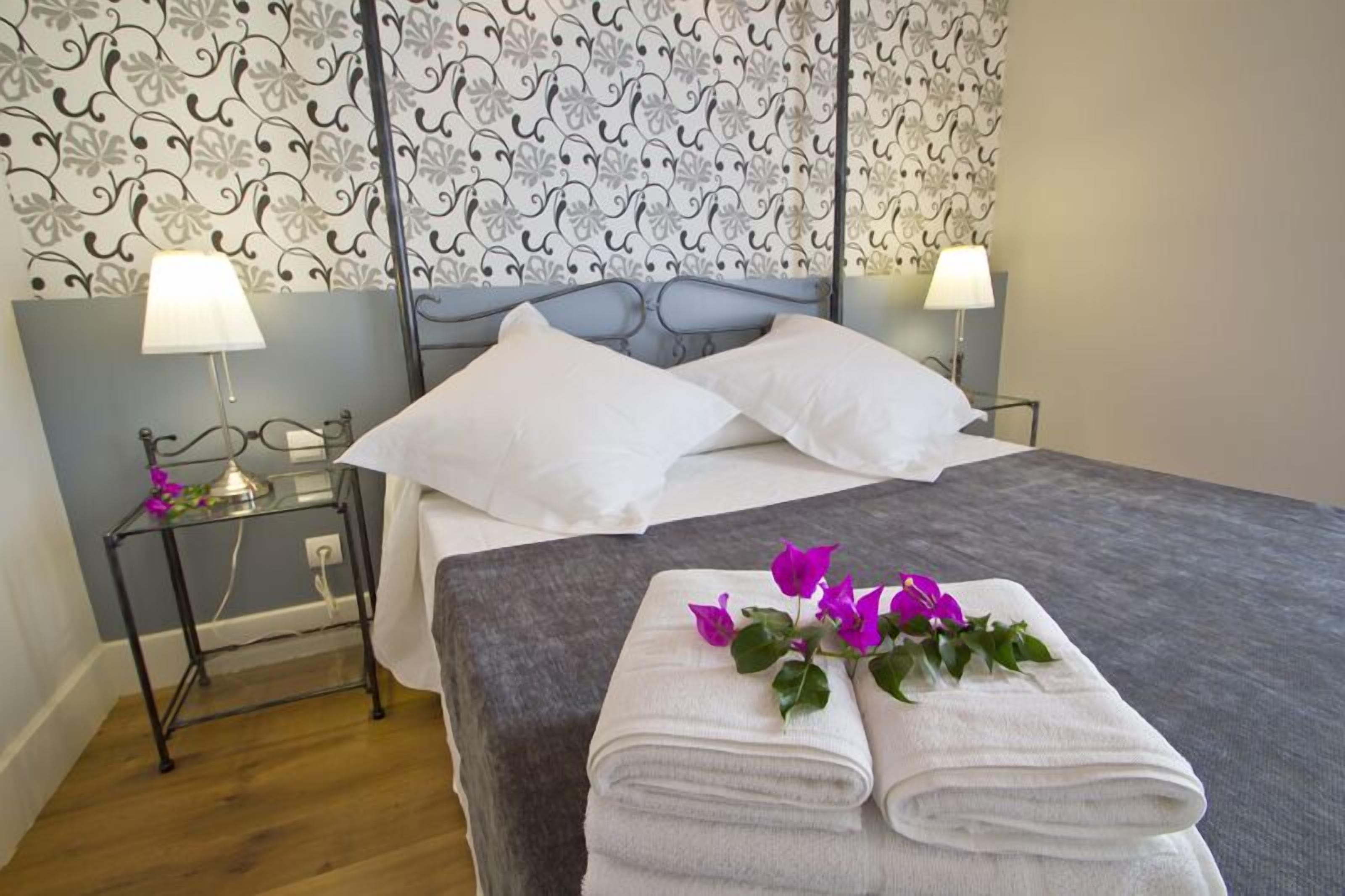 Habitación de diseño doble, 2 camas individuales | Ropa de cama de alta calidad y escritorio