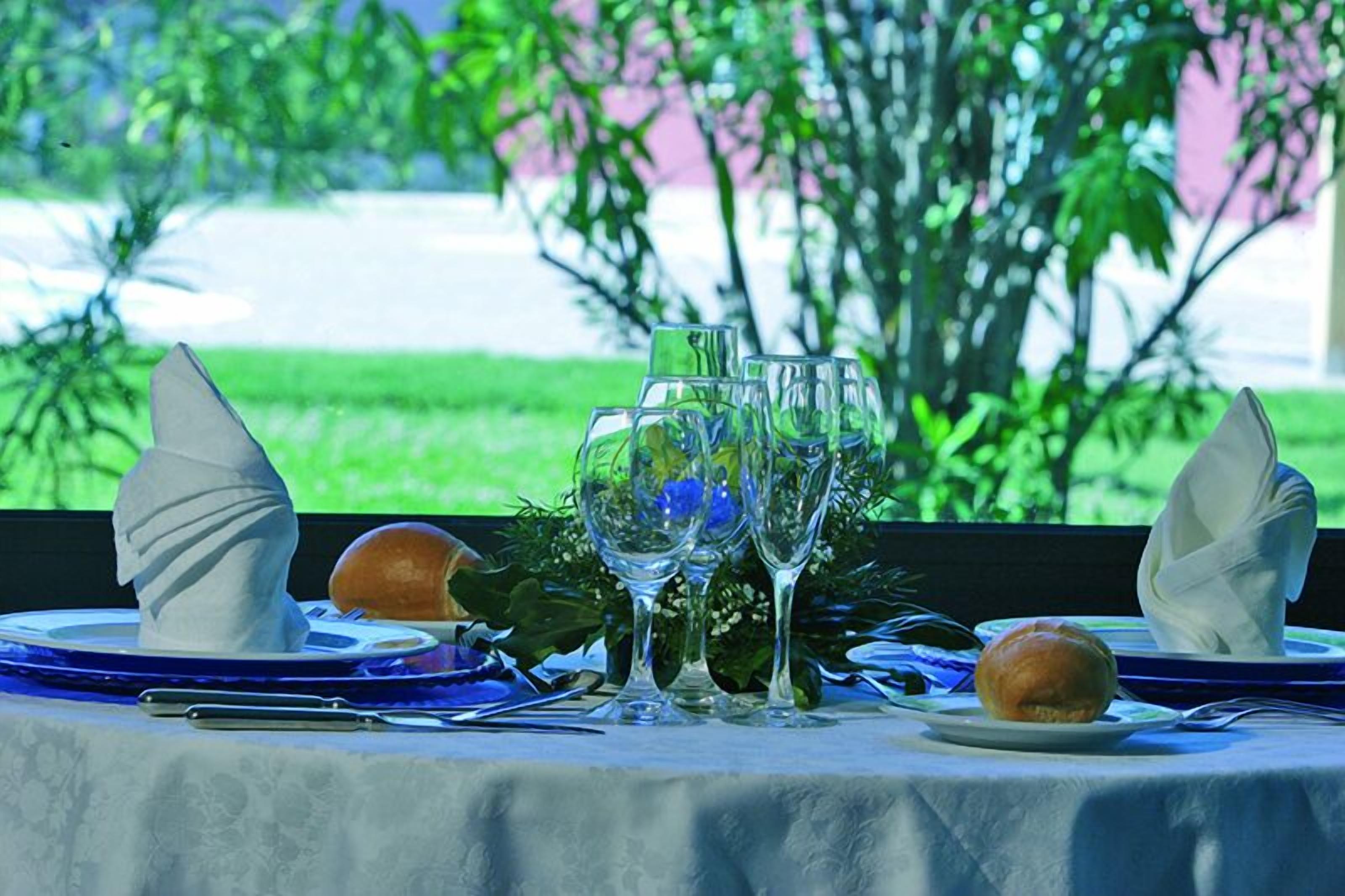 Petit déjeuner, déjeuner et dîner servis sur place, vue sur le jardin