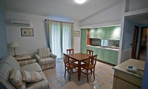 Familielejlighed - flere senge - terrasse - udsigt til have | Minibar, pengeskab på værelset, skrivebord