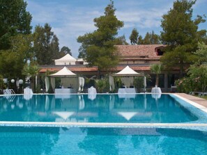 Sæsonbestemt udendørs pool, parasoller, liggestole