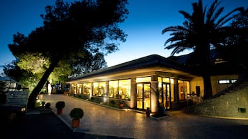 Breakfast, lunch, dinner served; Italian cuisine, garden views