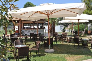 Der serveres morgenmad og italienske retter med udsigt til haven