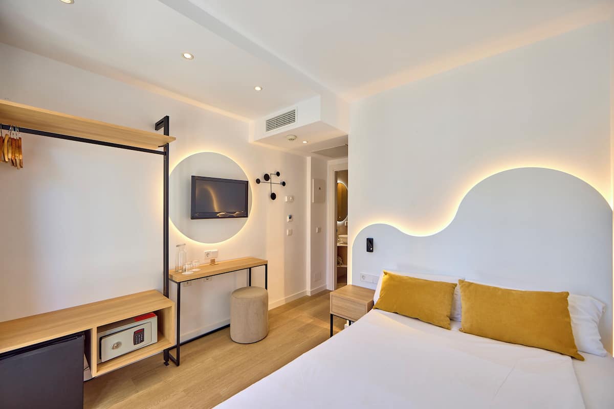 Single Room, Balcony | 1 bedroom, individually decorated, individually furnished, desk