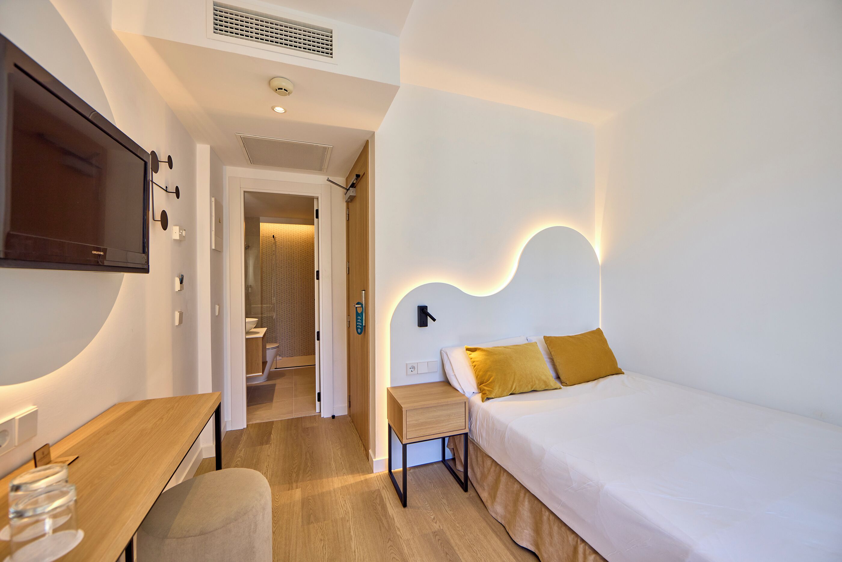 single room, balcony | individually decorated, individually furnished, desk, laptop workspace