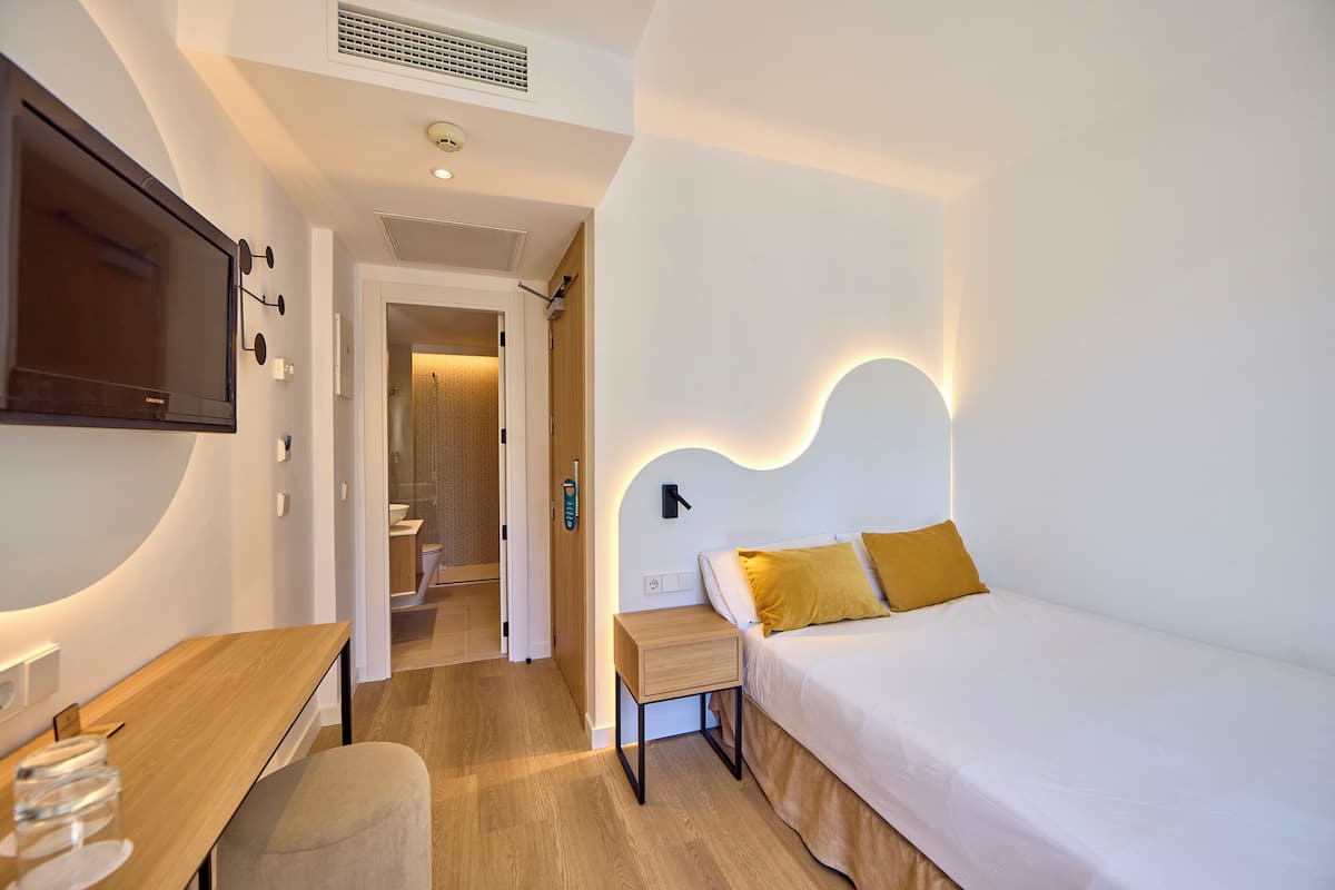 single room, balcony | individually decorated, individually furnished, desk, laptop workspace