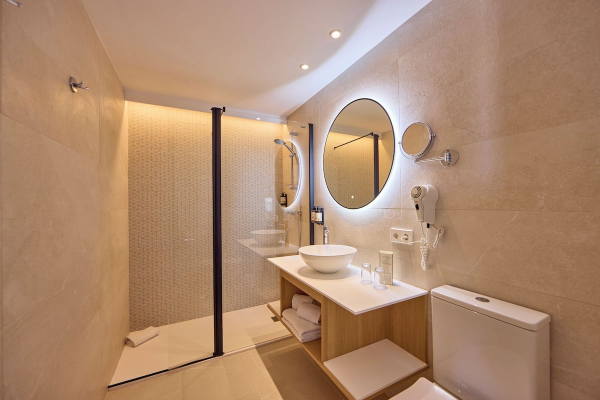 eco-friendly toiletries, hair dryer, towels