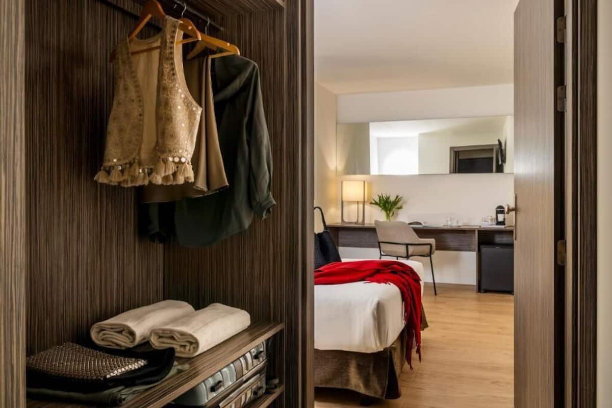 房內夾萬、書桌、手提電腦工作空間、熨斗/熨衫板