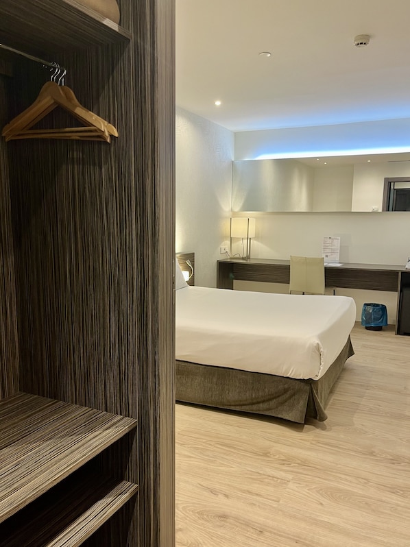 Executive Room | Peti besi dalam bilik, meja, ruang kerja komputer riba