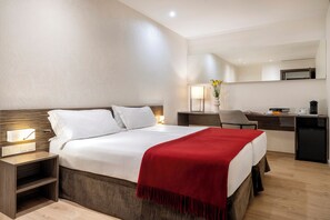Deluxe Twin Room | In-room safe, desk, laptop workspace, iron/ironing board