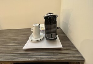 Executive kamer | Een kluis op de kamer, een bureau, een laptopwerkplek