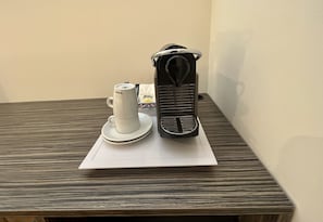 Executive kamer | Een kluis op de kamer, een bureau, een laptopwerkplek