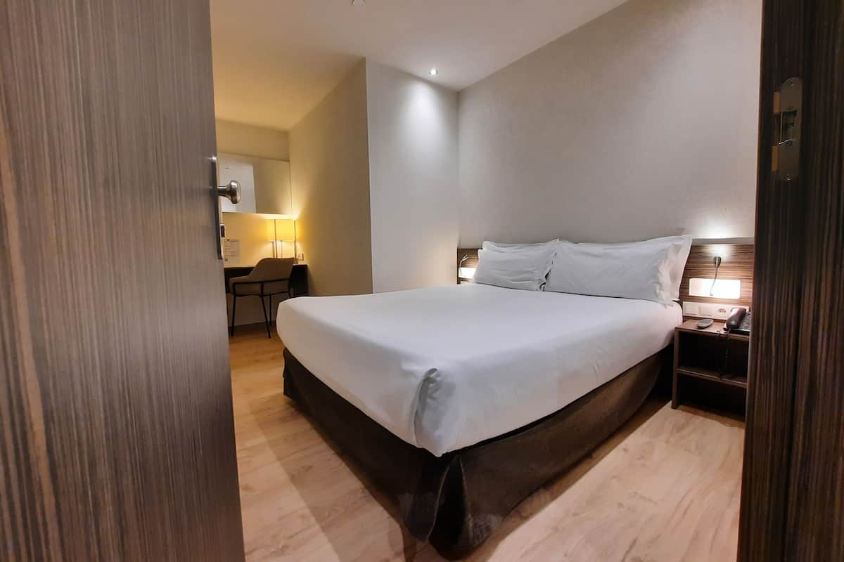 standard room | in-room safe, desk, laptop workspace, iron/ironing board