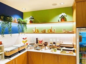 Sarapan ala kontinental setiap hari (EUR 8.5 per orang)