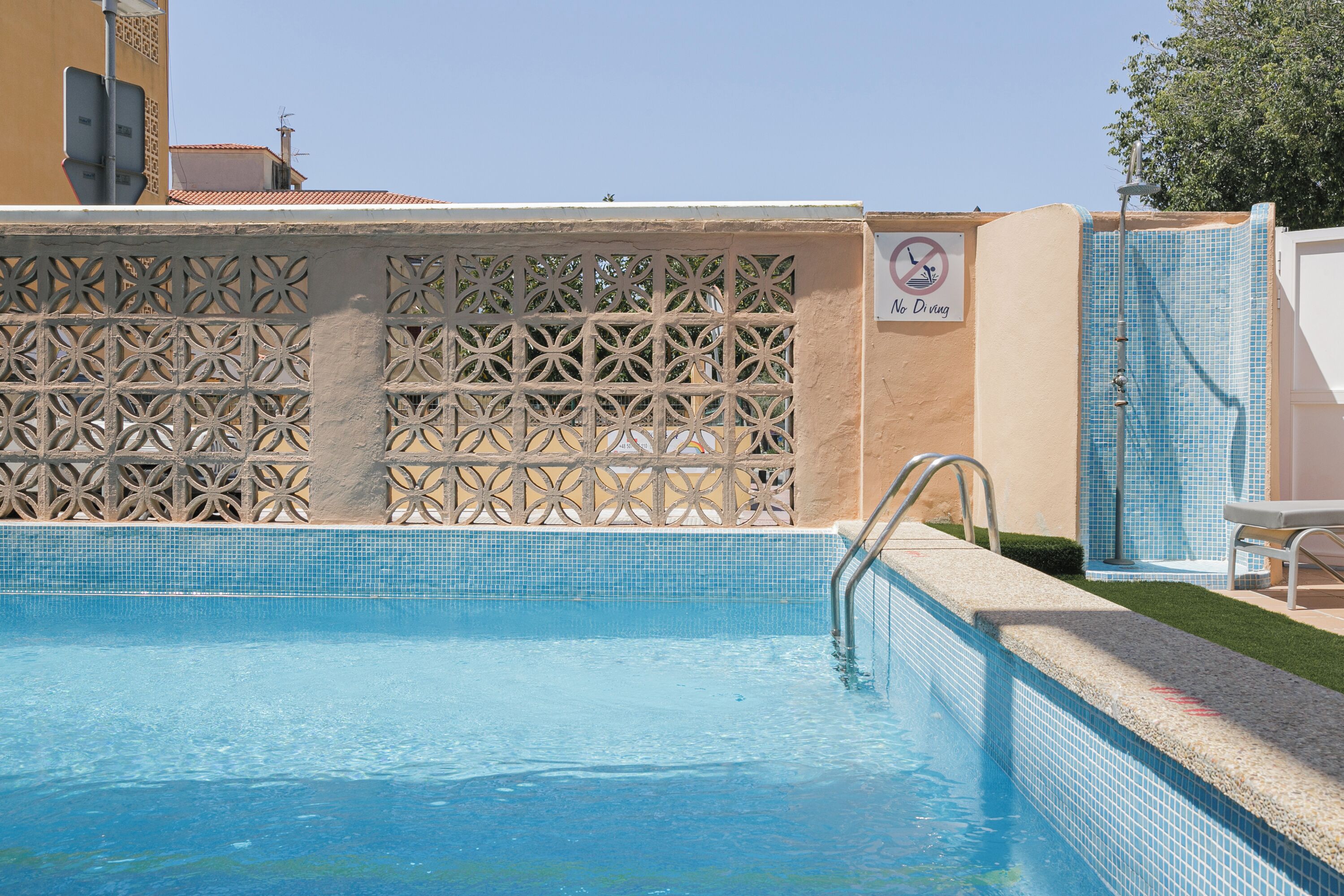 outdoor pool, open 9:00 am to 9:00 pm, pool loungers