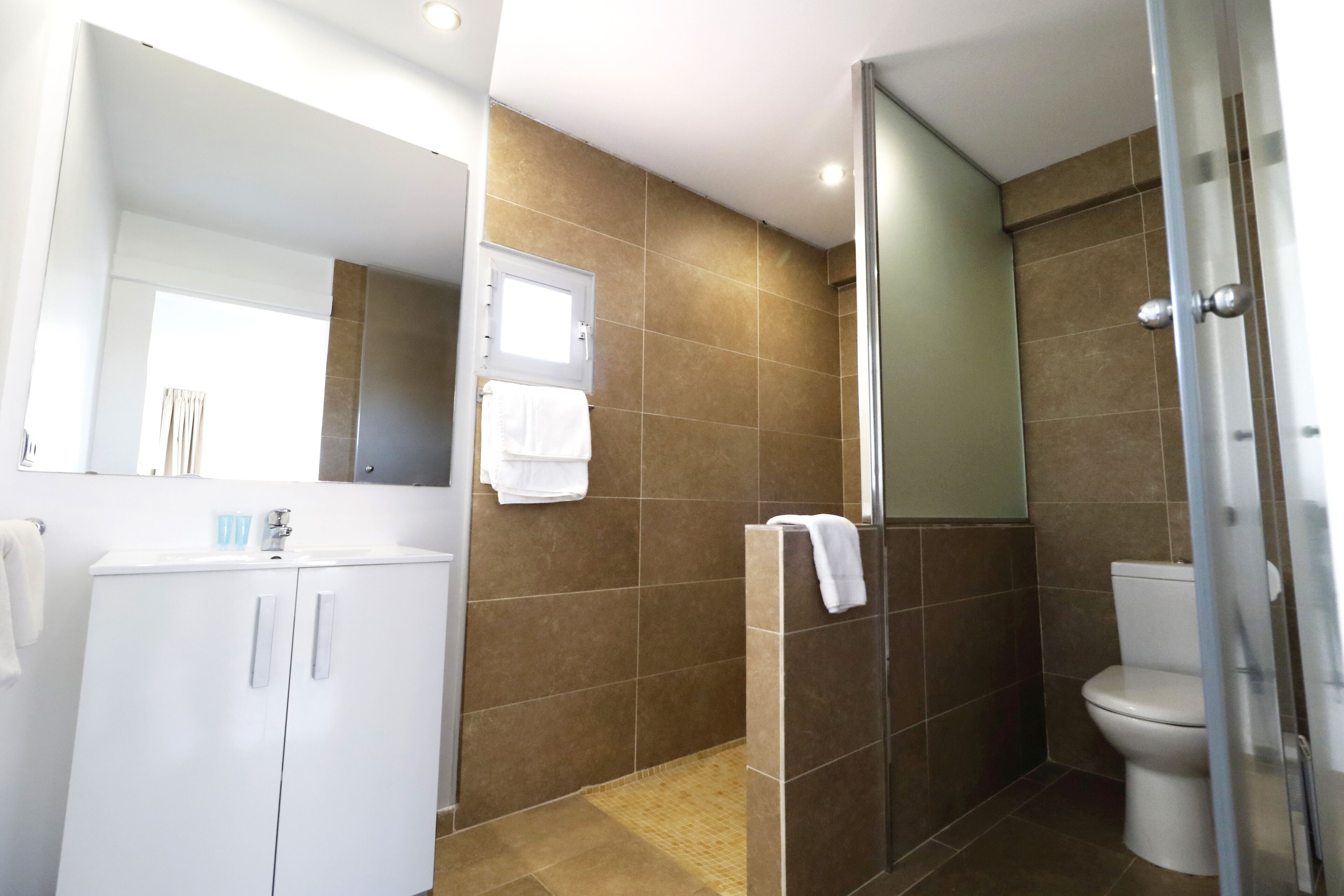 superior double room, 1 queen bed | bathroom | shower, towels