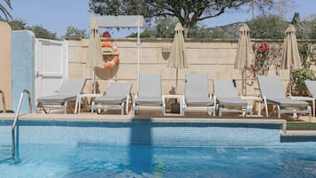 Una piscina al aire libre (de 09:00 a 21:00), tumbonas