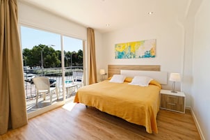 Premium Double or Twin Room, 1 Bedroom | 1 bilik tidur, bar mini, dihias secara berasingan 