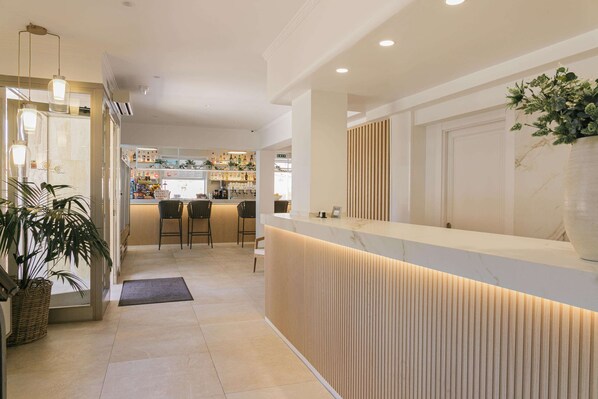 Serves breakfast, lunch and brunch - Hotel Gabarda (Calvia)