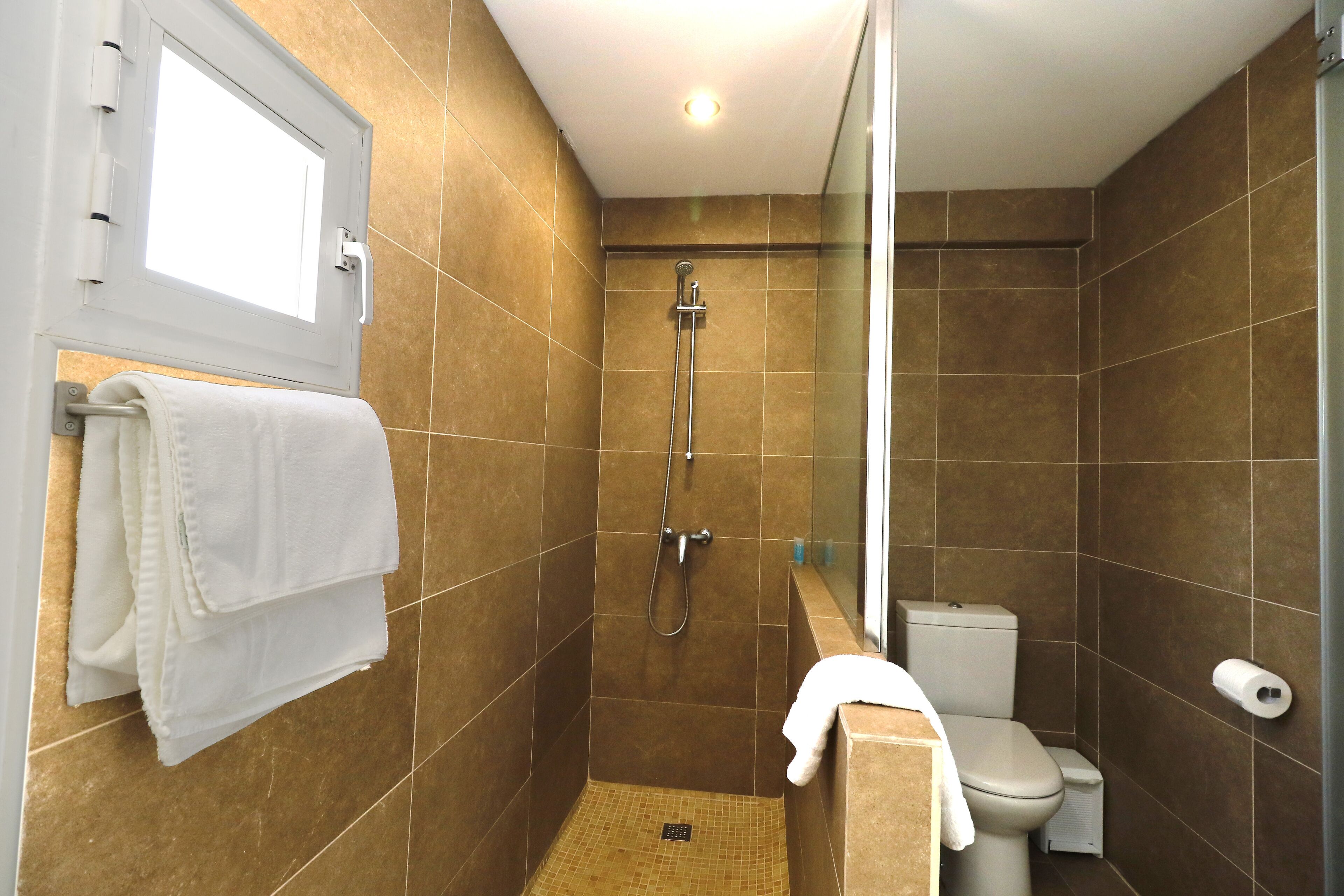 superior double room, 1 queen bed | bathroom | shower, towels