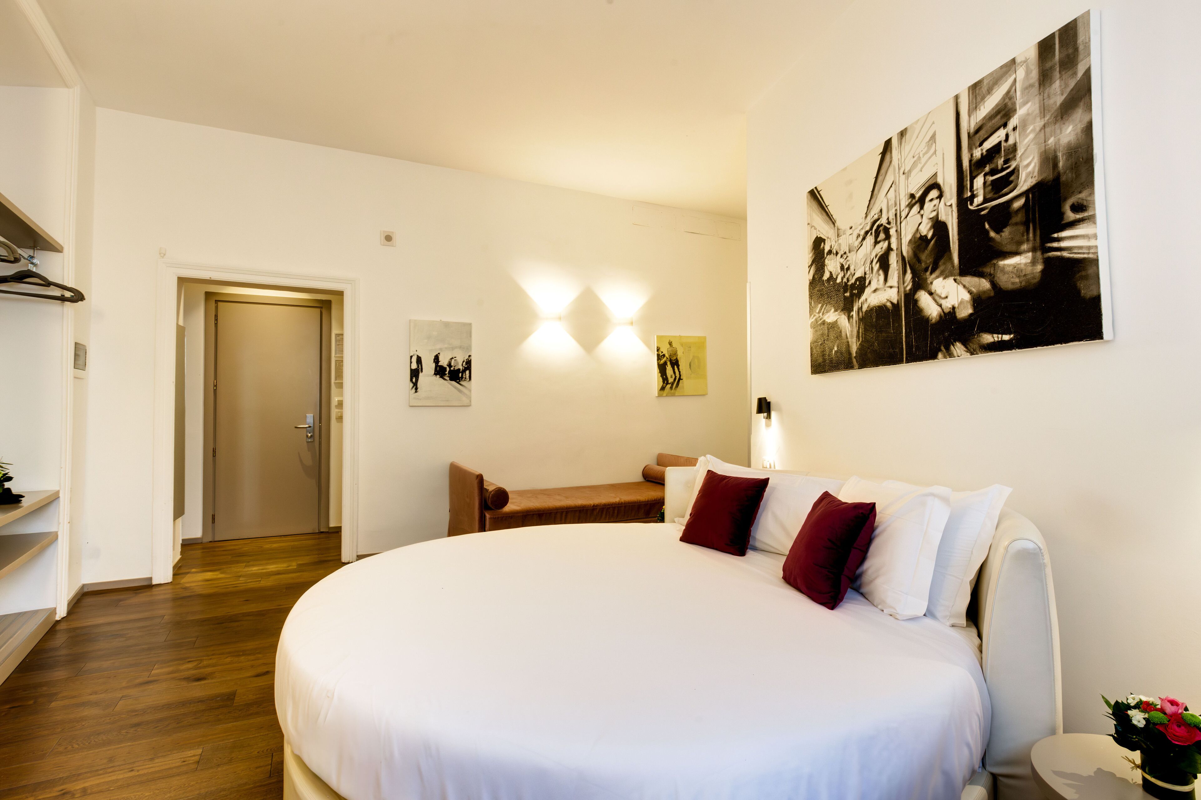 Deluxe Room (Round Bed) | Minibar, in-room safe, desk, soundproofing