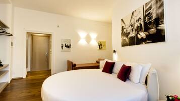 Minibar, caja de seguridad en la habitación y escritorio