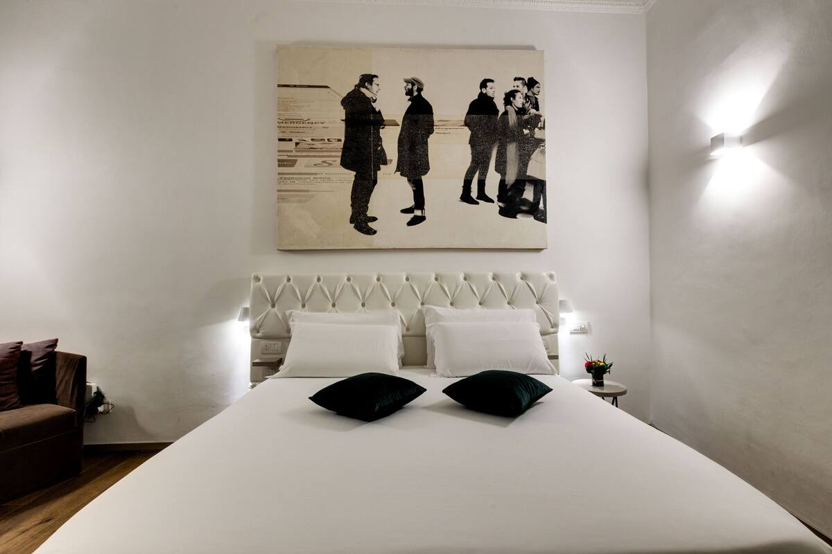 Luxury Suite with Waterfall | Minibar, una cassaforte in camera, una scrivania, insonorizzazione