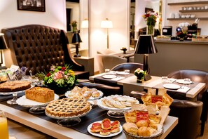 Daily continental breakfast for a fee - Piazza Farnese Luxury Suites (Rome)