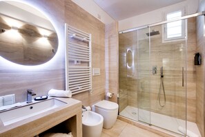 Luxury Suite with Waterfall | Bathroom | Free toiletries, hair dryer, slippers, towels - Piazza Farnese Luxury Suites (Rome)