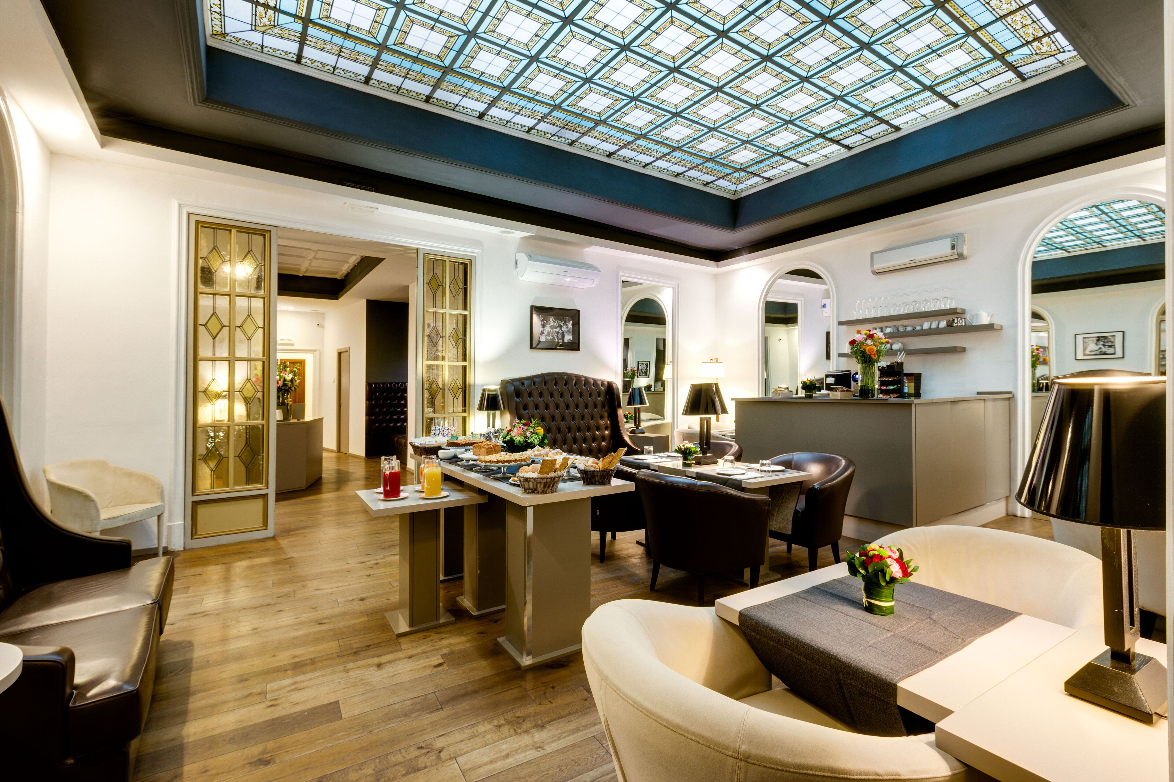 Daily continental breakfast (EUR 15 per person)