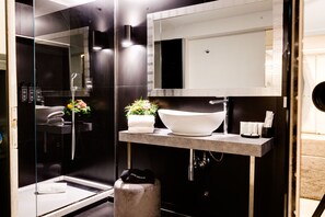 Duplex (Suite Prestige) | Bathroom | Free toiletries, hair dryer, slippers, towels - Piazza Farnese Luxury Suites (Rome)
