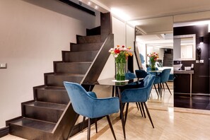 Alloggio su due livelli (Suite Prestige) | Area soggiorno | TV a schermo piatto