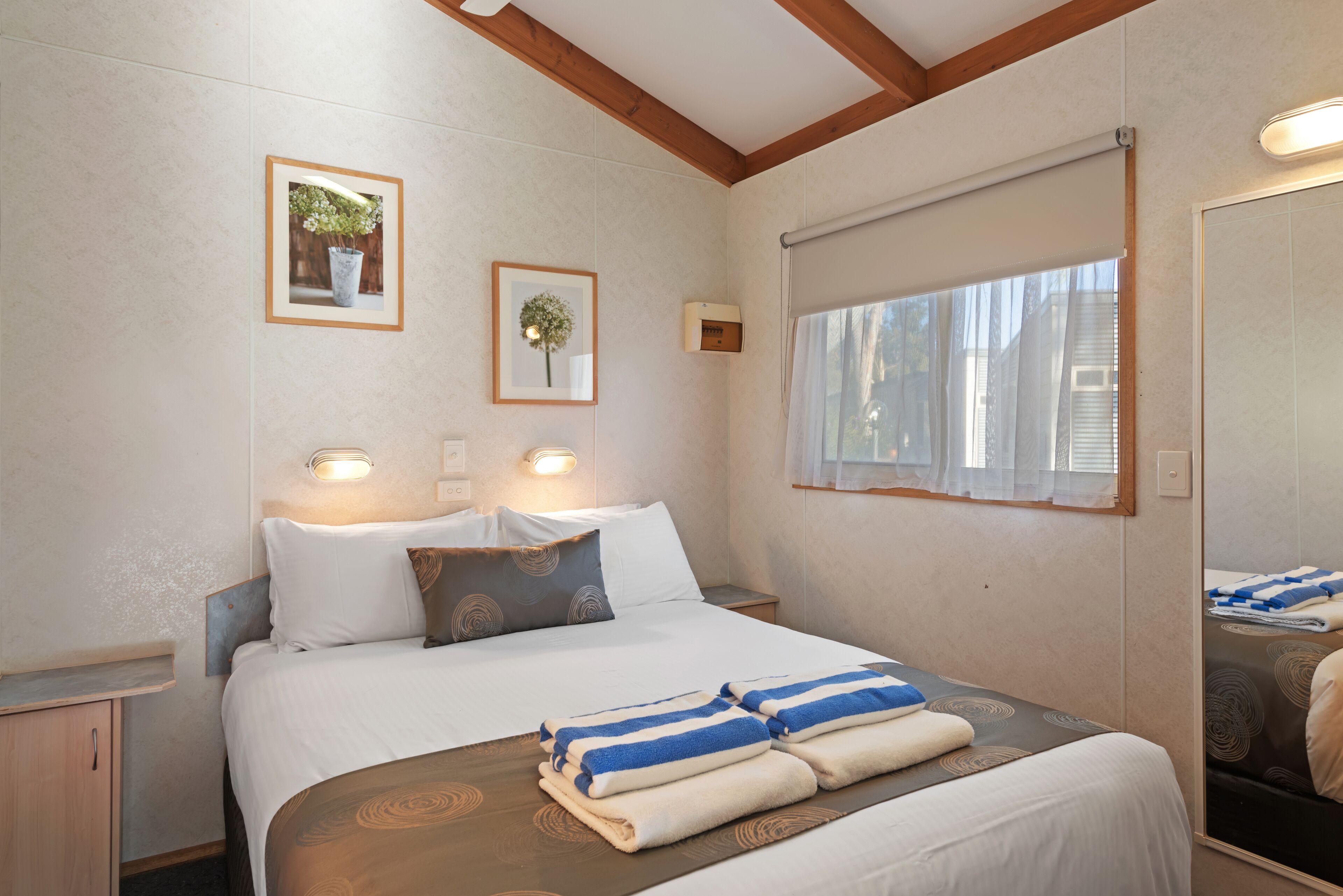 Standard 1 Bedroom Cabin - Sleeps 4 - Pet Friendly | Free WiFi, bed sheets
