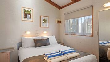 Standard 1 Bedroom Cabin - Sleeps 4 - Pet Friendly | Free WiFi, bed sheets