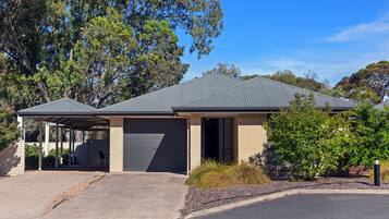 Deluxe 3 Bedroom House - Sleeps 6 | Terrace/patio
