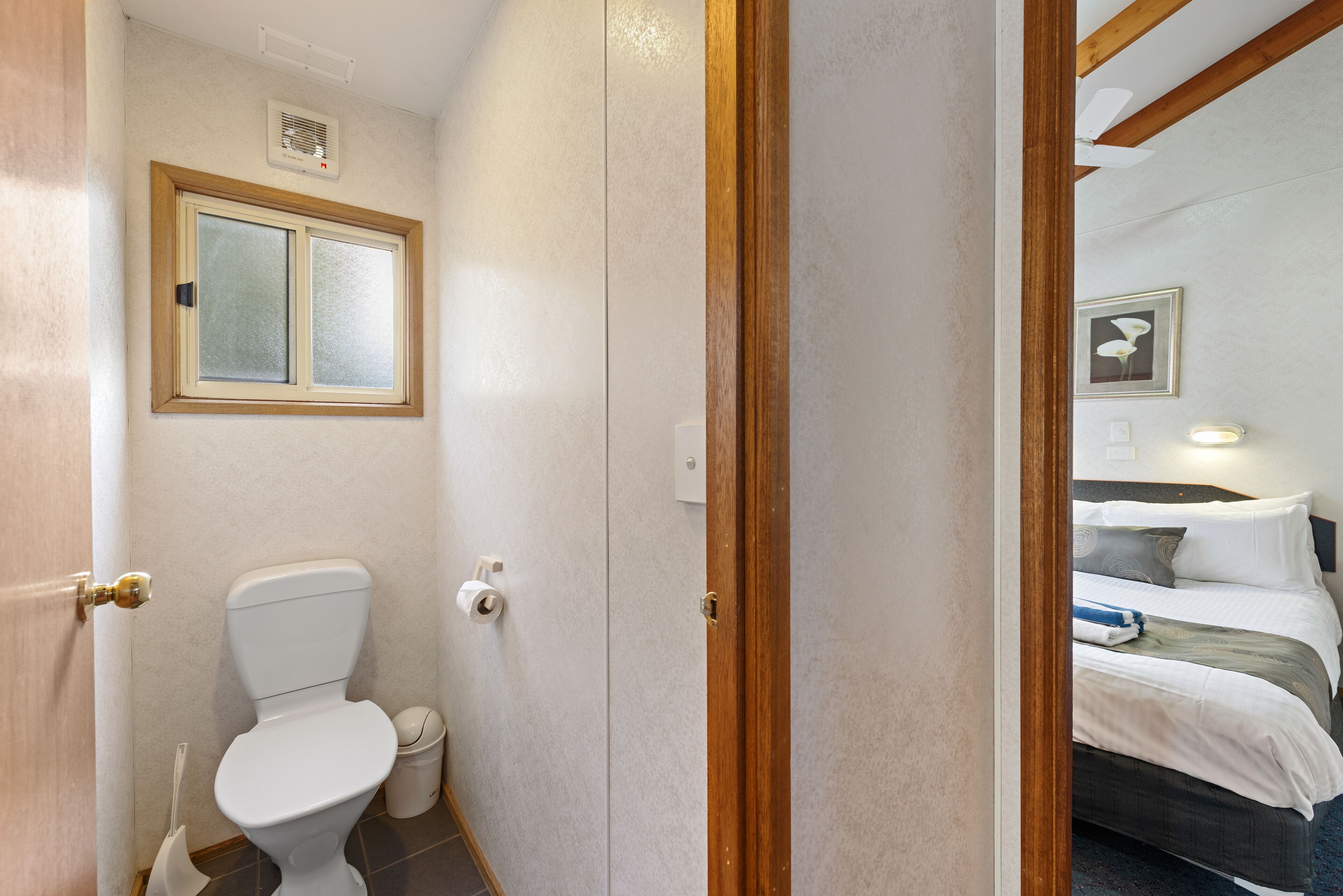 Un baño con inodoro, bidé y ducha.