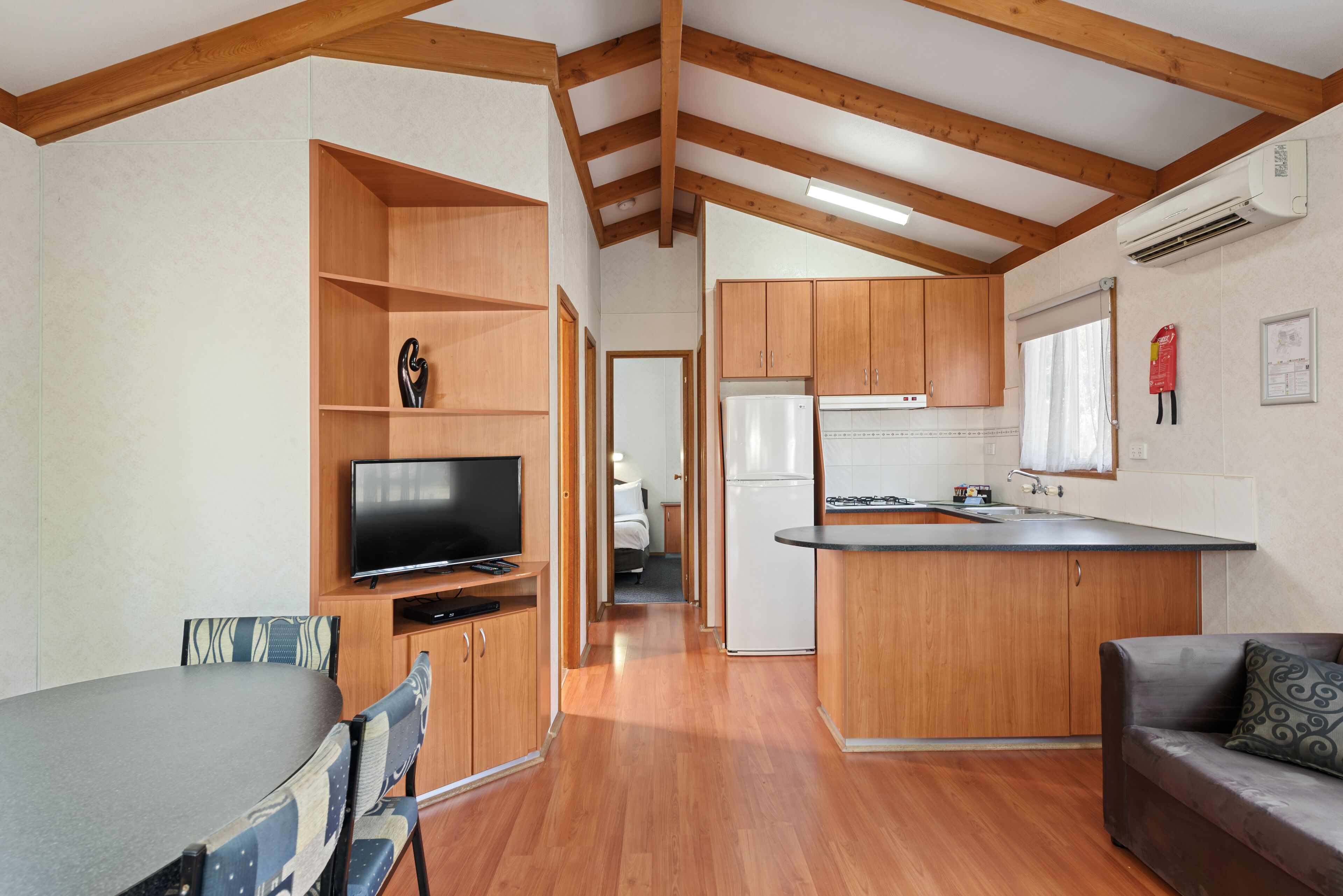 デラックス キャビン 2 ベッドルーム (Sleeps 6) | 客室内のダイニングエリア