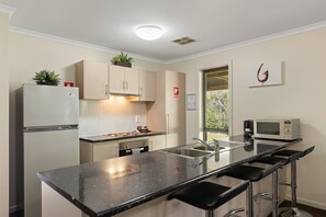 Deluxe 3 Bedroom House - Sleeps 6 | Private kitchen | Fridge, microwave - Discovery Parks - Barossa Valley (Tanunda)