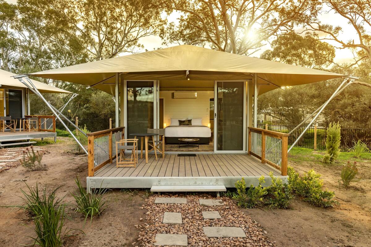 Tenda Deluks, Beberapa Tempat Tidur, Bebas Asap Rokok (Sleeps 4) | Wi-Fi gratis dan seprai linen