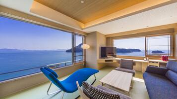 Suíte, para não fumantes, banheira de hidromassagem (81 sqm, View Bath) | Cofres nos quartos, escrivaninha, cortinas blackout