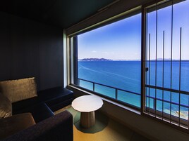 Caja de seguridad en la habitación, escritorio y cortinas blackout 