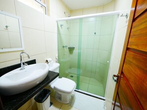 Standard Quadruple Room | Bathroom | Shower - Pousada Brasileira (Ipojuca)