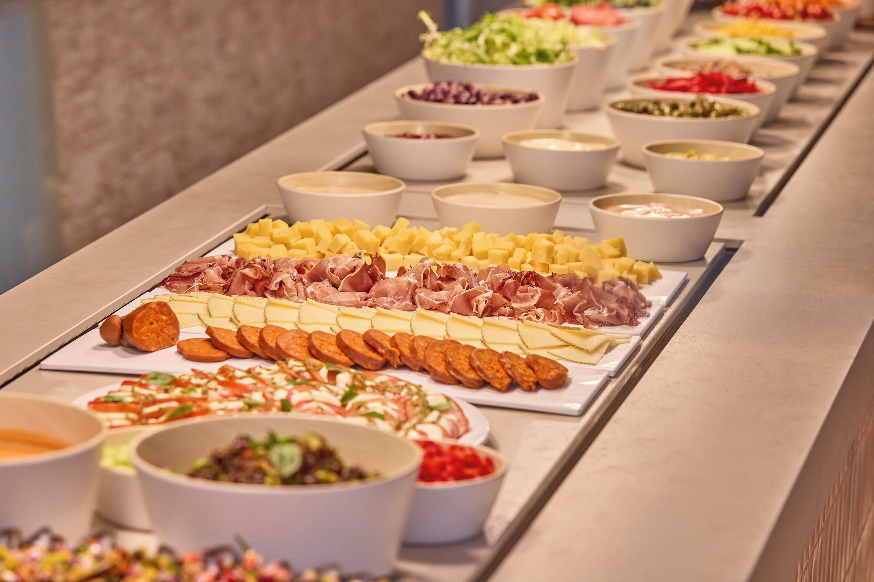 Un buffet proposant une variété de plats et des bols de sauces.