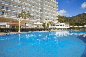Outdoor pool, pool umbrellas, sun loungers - Universal Hotel Castell Royal (Capdepera)