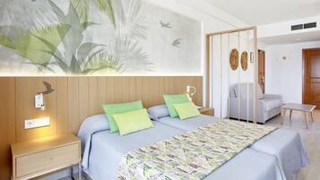 Un dormitorio moderno con una cama, mesitas de noche, una lámpara de pared, una puerta de madera y un elemento decorativo en la pared.