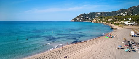 Plage, chaises longues, parasols, serviettes de plage