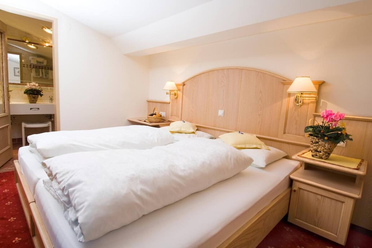 minibar, in-room safe, free wifi, bed sheets