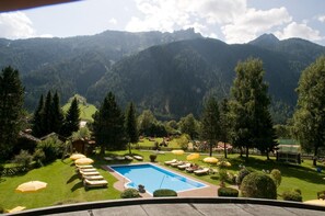 Una piscina al aire libre, tumbonas