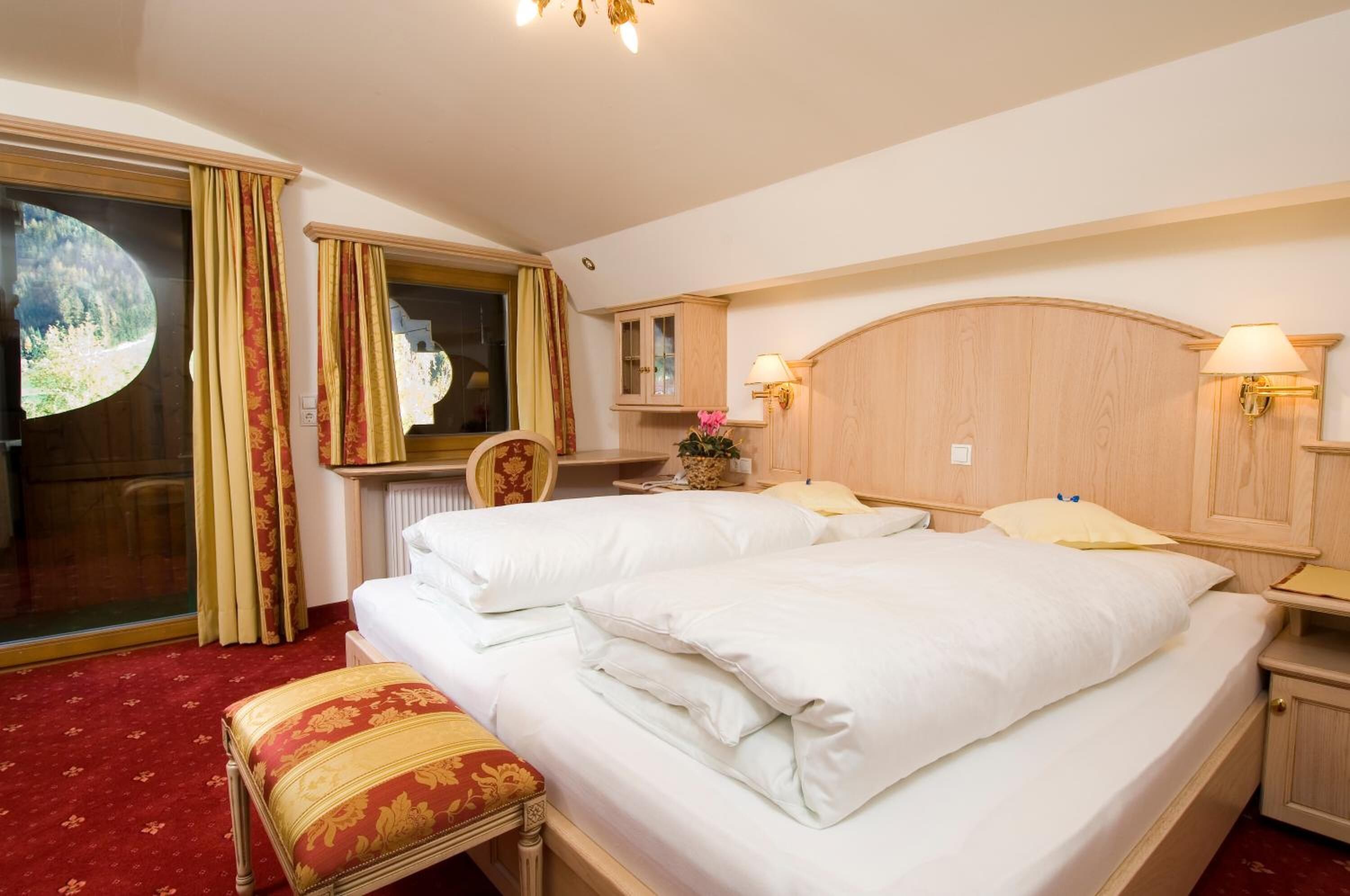 minibar, in-room safe, free wifi, bed sheets