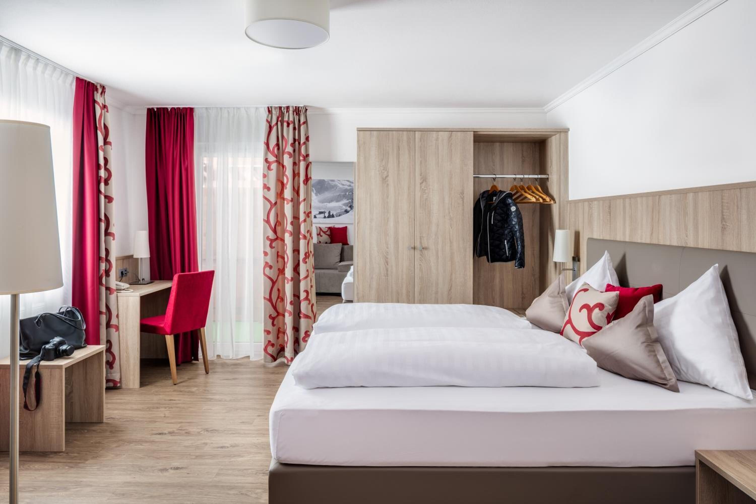 minibar, in-room safe, free wifi, bed sheets