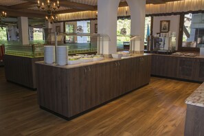 بوفيه فطور يوميًا بتكلفة قدرها (18 EUR للشخص)